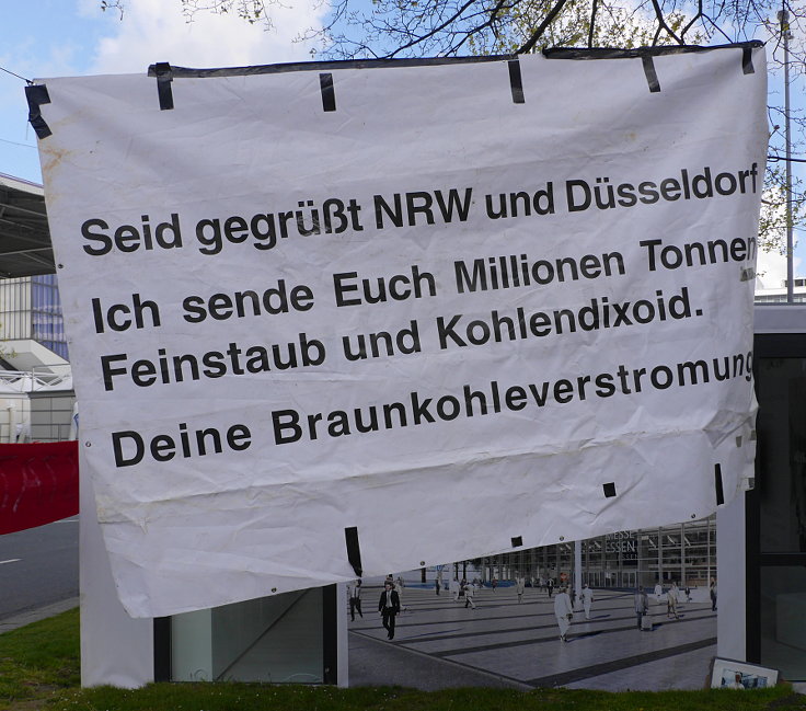 © www.mutbuergerdokus.de: 'Stop Braunkohle! Zeig RWE die Rote Karte! - auf der Hauptversammlung'