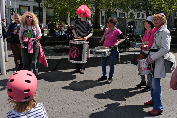 © www.mutbuergerdokus.de: 'Legt den Leo an die Kette - Demo und kreative Aktionen'