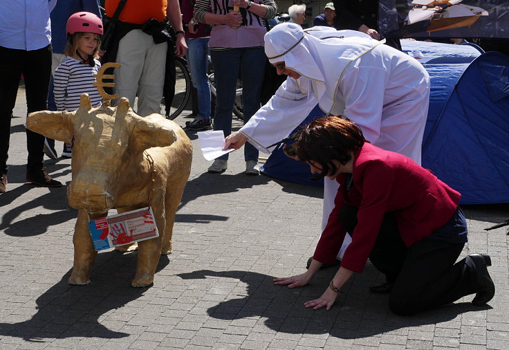 © www.mutbuergerdokus.de: 'Legt den Leo an die Kette - Demo und kreative Aktionen'