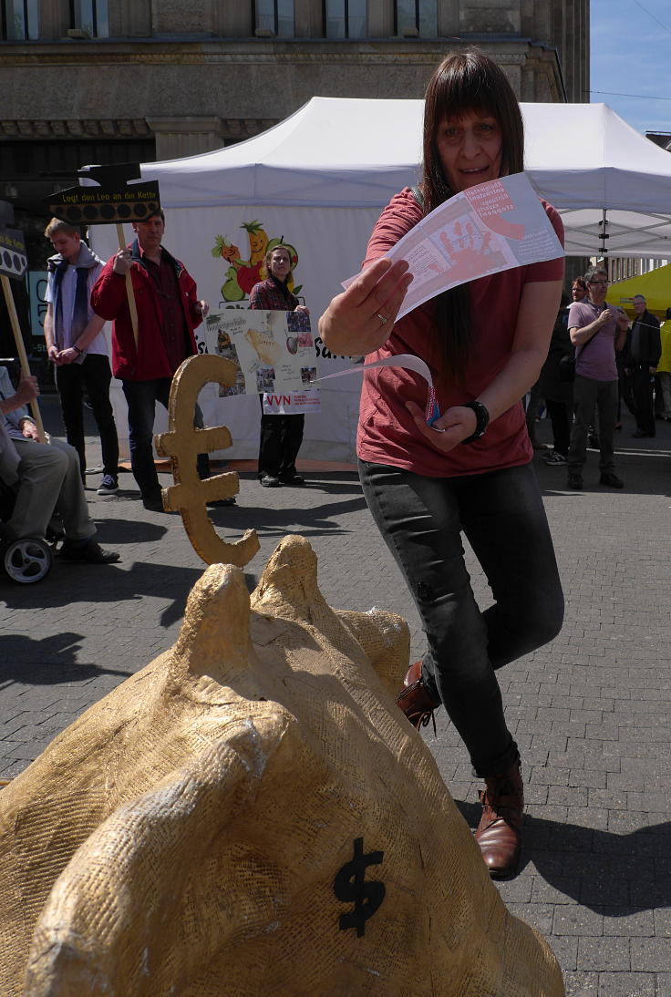 © www.mutbuergerdokus.de: 'Legt den Leo an die Kette - Demo und kreative Aktionen'