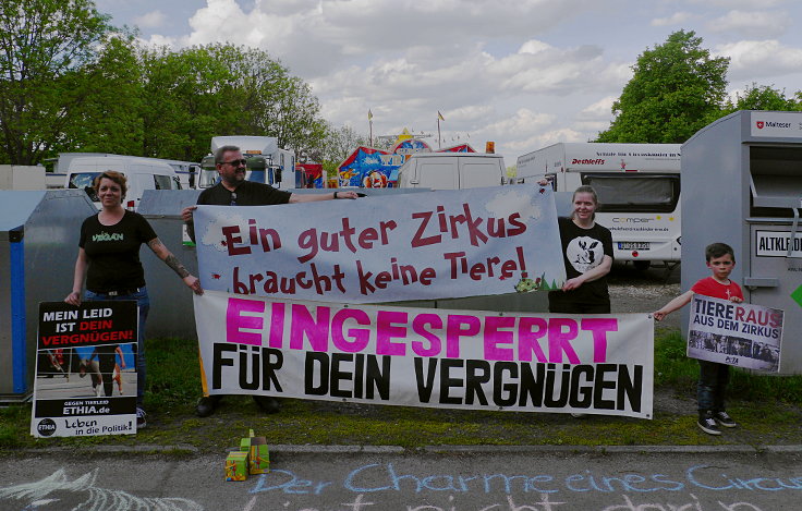 © www.mutbuergerdokus.de: Demonstration gegen Zirkustiere vor Circus Traber