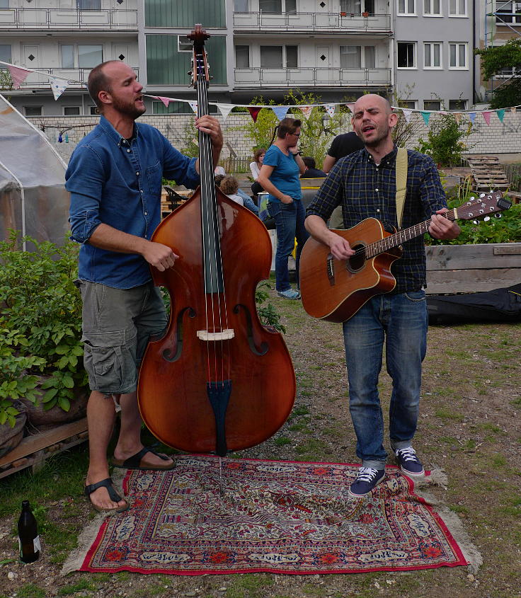 © www.mutbuergerdokus.de: Sommerfest bei 'düsselgrün' - Auftritt von 'Melskotte & Hannaford'