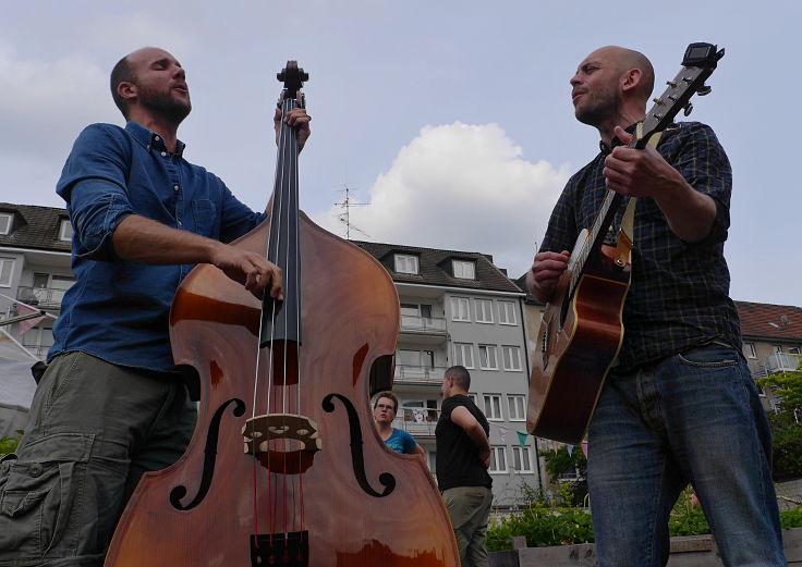 © www.mutbuergerdokus.de: Sommerfest bei 'düsselgrün' - Auftritt von 'Melskotte & Hannaford'