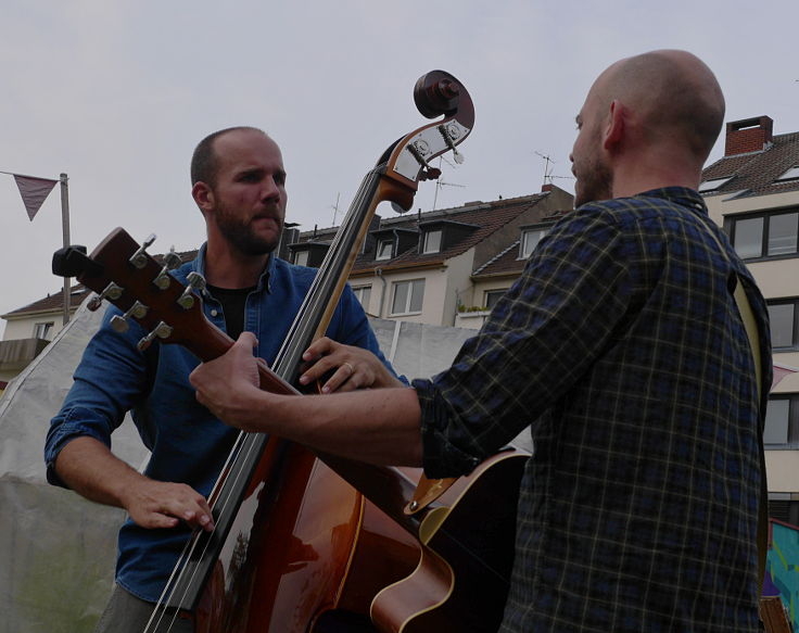 © www.mutbuergerdokus.de: Sommerfest bei 'düsselgrün' - Auftritt von 'Melskotte & Hannaford'