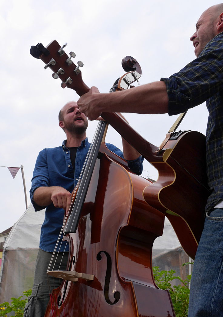 © www.mutbuergerdokus.de: Sommerfest bei 'düsselgrün' - Auftritt von 'Melskotte & Hannaford'