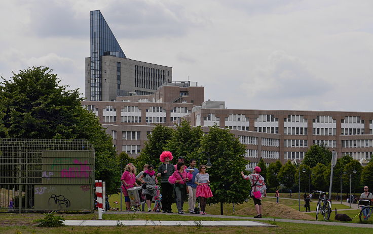 © www.mutbuergerdokus.de: Sommerfest bei 'düsselgrün' - Auftritt von 'Rhythms of Resistance Düsseldorf'