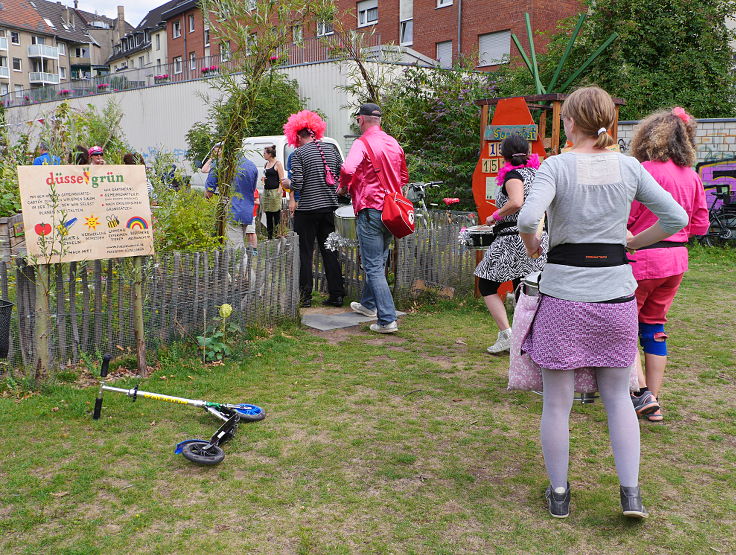 © www.mutbuergerdokus.de: Sommerfest bei 'düsselgrün' - Auftritt von 'Rhythms of Resistance Düsseldorf'