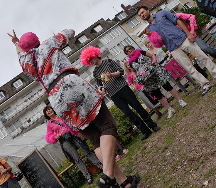 © www.mutbuergerdokus.de: Sommerfest bei 'düsselgrün' - Auftritt von 'Rhythms of Resistance Düsseldorf'