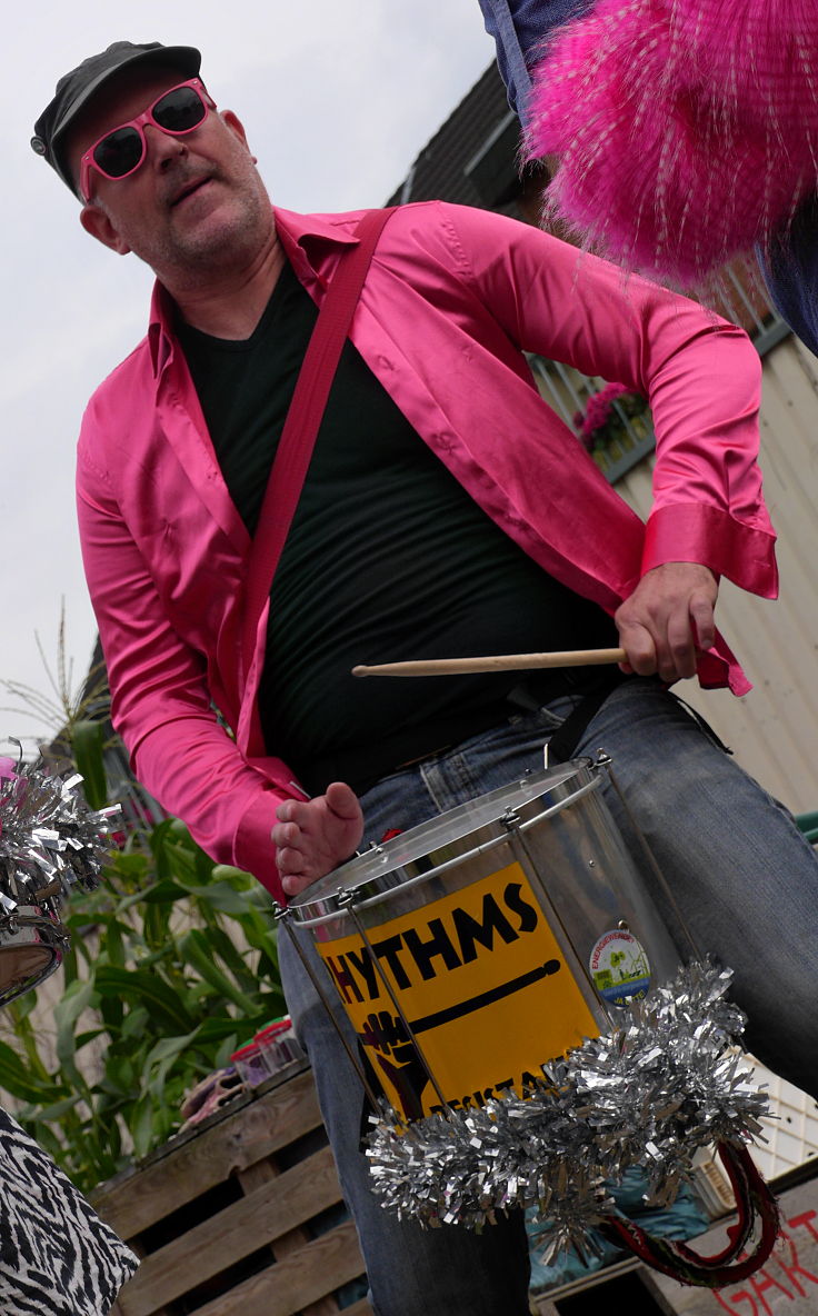 © www.mutbuergerdokus.de: Sommerfest bei 'düsselgrün' - Auftritt von 'Rhythms of Resistance Düsseldorf'