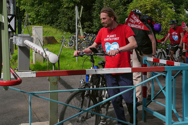 © www.mutbuergerdokus.de: 'Tour en Rouge - Radtour zum Klimacamp'