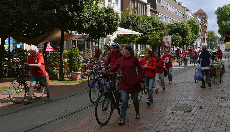 © www.mutbuergerdokus.de: 'Tour en Rouge - Radtour zum Klimacamp'