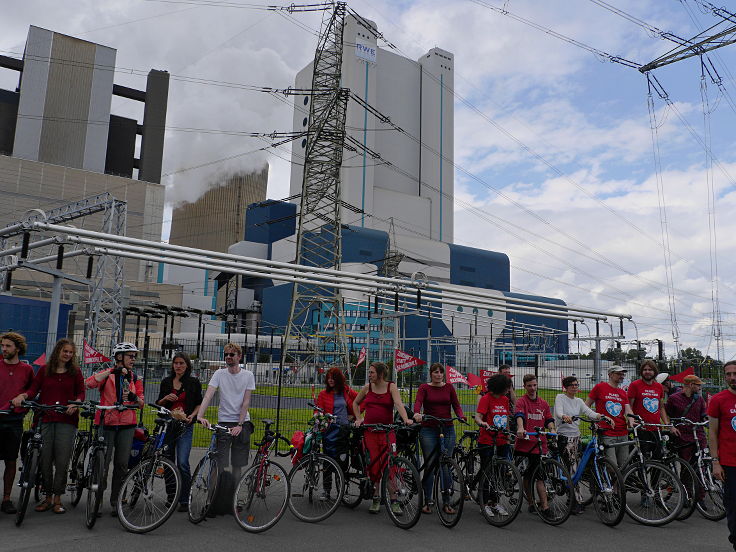 © www.mutbuergerdokus.de: 'Tour en Rouge - Radtour zum Klimacamp'