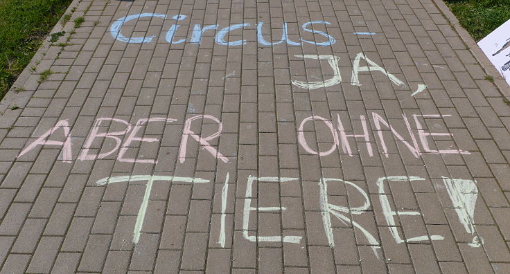 © www.mutbuergerdokus.de: Demonstration gegen Tiere im Zirkus