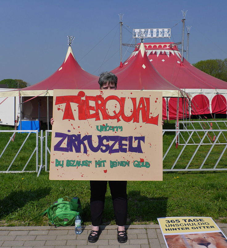 © www.mutbuergerdokus.de: Demonstration gegen Tiere im Zirkus