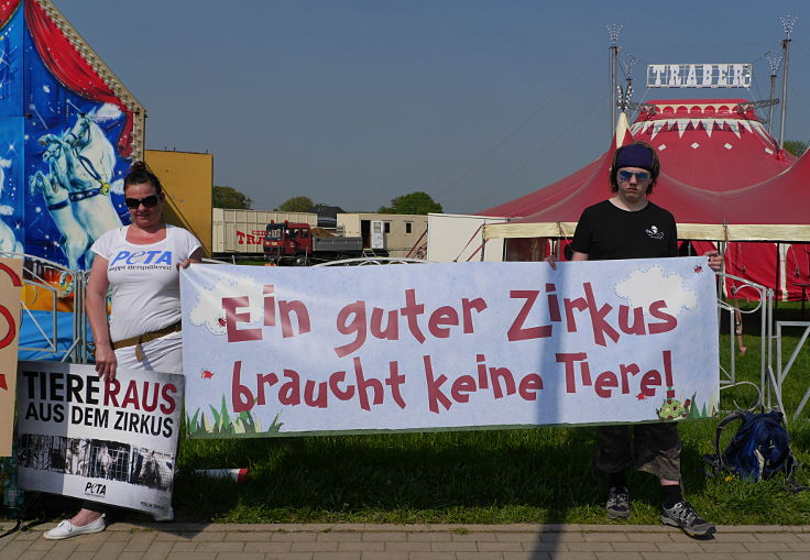 © www.mutbuergerdokus.de: Demonstration gegen Tiere im Zirkus