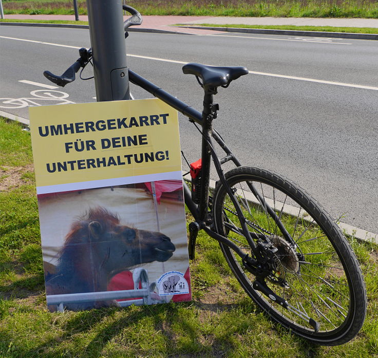 © www.mutbuergerdokus.de: Demonstration gegen Tiere im Zirkus