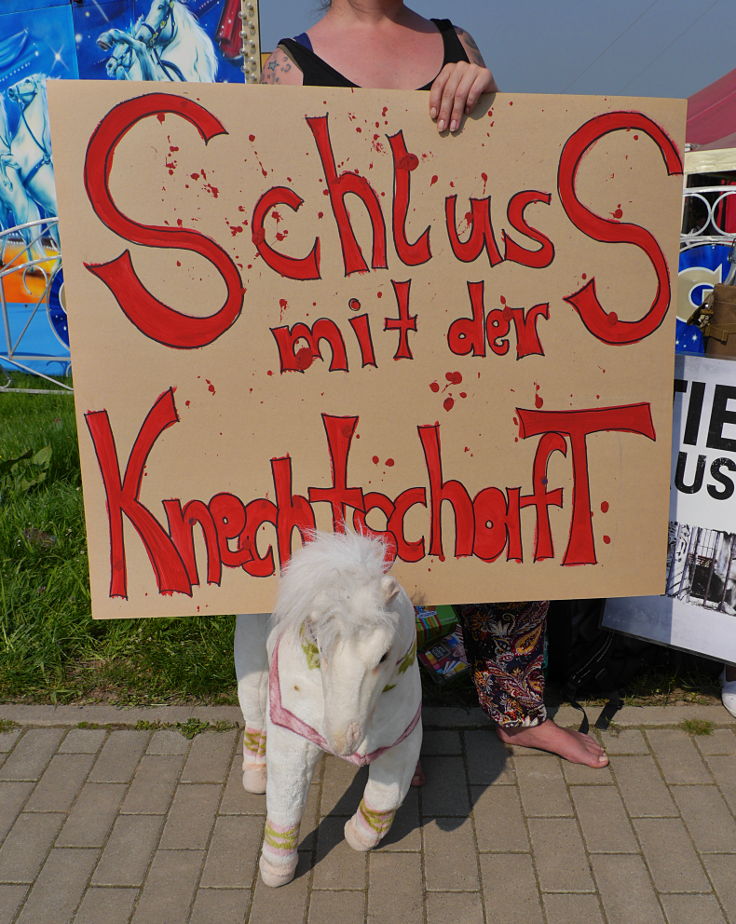 © www.mutbuergerdokus.de: Demonstration gegen Tiere im Zirkus