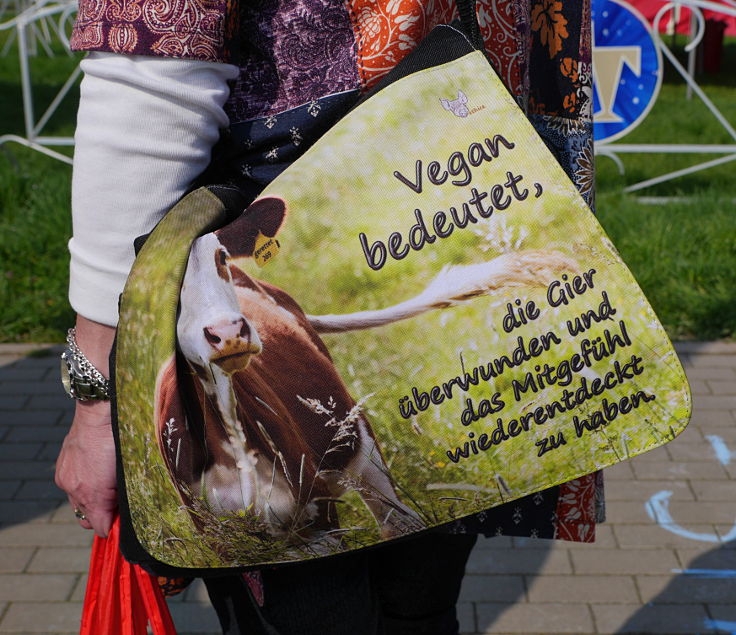 © www.mutbuergerdokus.de: Demonstration gegen Tiere im Zirkus