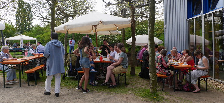 © www.mutbuergerdokus.de: Gartenfest am 'Ökotop' zum 'Tag der Erde'