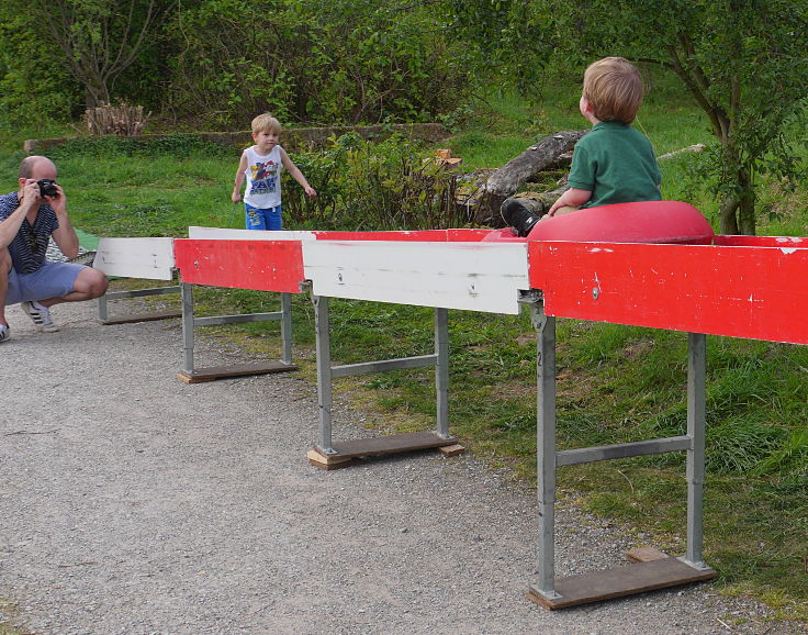 © www.mutbuergerdokus.de: Gartenfest am 'Ökotop' zum 'Tag der Erde'