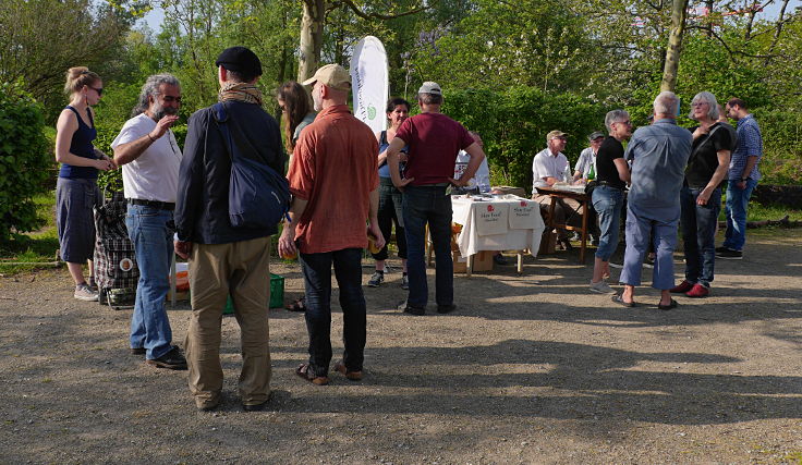 © www.mutbuergerdokus.de: Gartenfest am 'Ökotop' zum 'Tag der Erde'