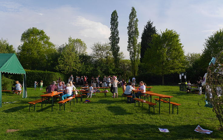 © www.mutbuergerdokus.de: Gartenfest am 'Ökotop' zum 'Tag der Erde'