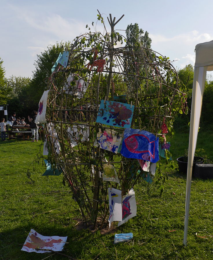 © www.mutbuergerdokus.de: Gartenfest am 'Ökotop' zum 'Tag der Erde'