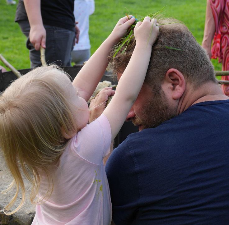 © www.mutbuergerdokus.de: Gartenfest am 'Ökotop' zum 'Tag der Erde'