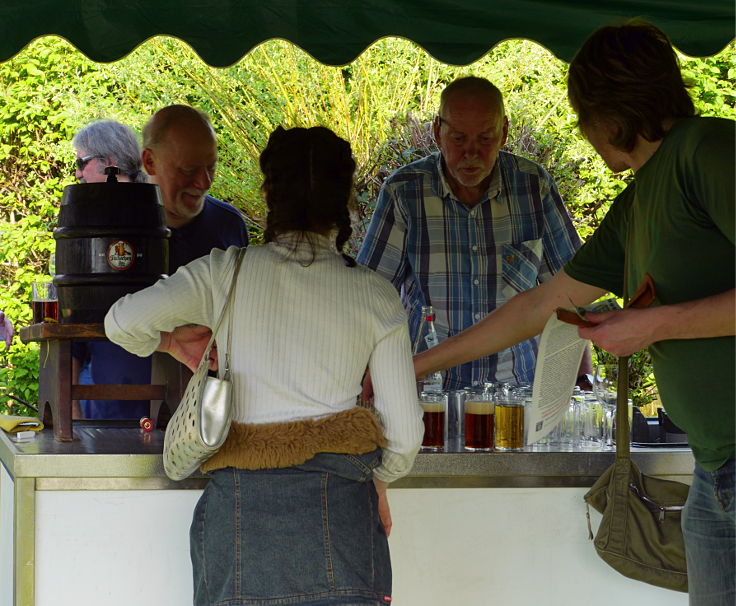 © www.mutbuergerdokus.de: Gartenfest am 'Ökotop' zum 'Tag der Erde'