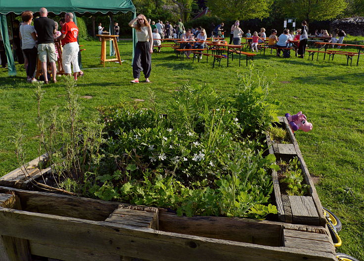 © www.mutbuergerdokus.de: Gartenfest am 'Ökotop' zum 'Tag der Erde'