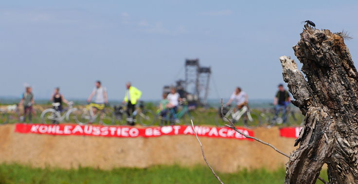 © www.mutbuergerdokus.de: Radtour und '100m Regenbogen Banner Aktion' am Tagebau Hambach