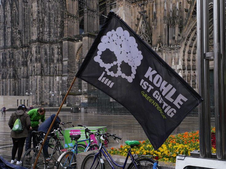 © www.mutbuergerdokus.de: Radtour und '100m Regenbogen Banner Aktion' am Tagebau Hambach