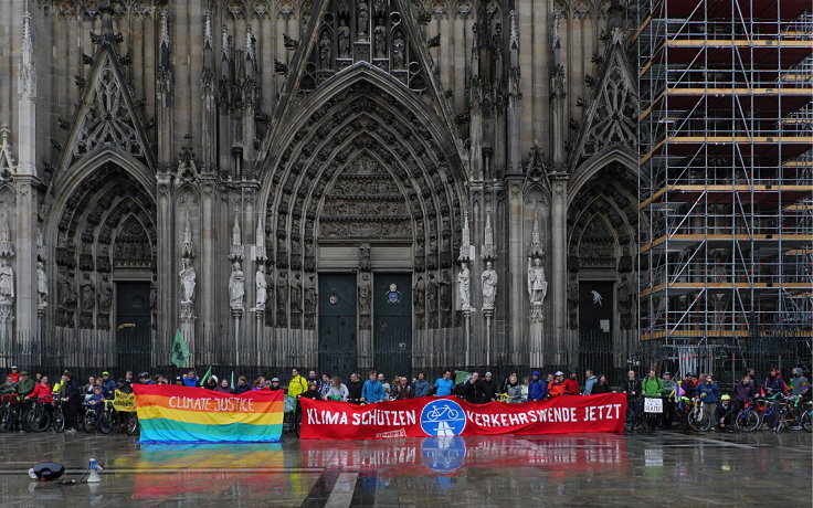 © www.mutbuergerdokus.de: Radtour und '100m Regenbogen Banner Aktion' am Tagebau Hambach