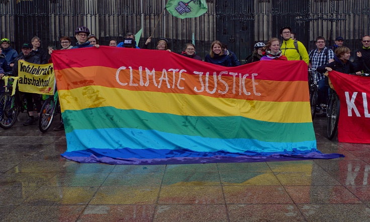 © www.mutbuergerdokus.de: Radtour und '100m Regenbogen Banner Aktion' am Tagebau Hambach