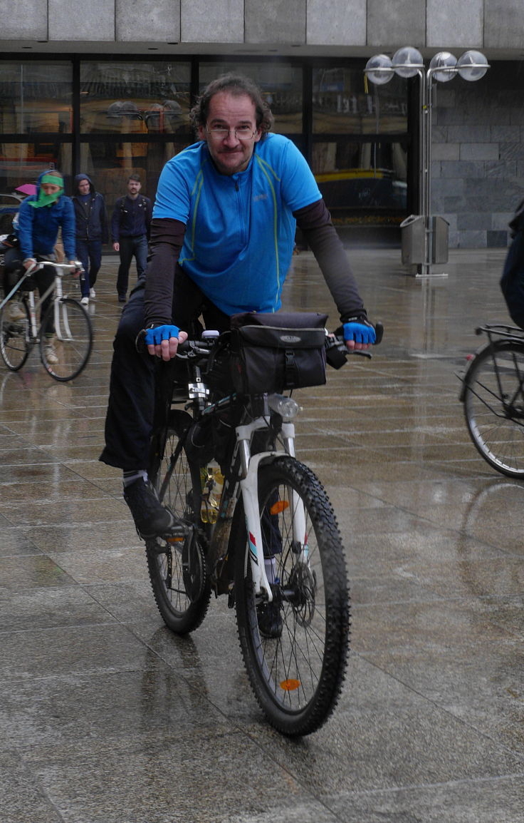 © www.mutbuergerdokus.de: Radtour und '100m Regenbogen Banner Aktion' am Tagebau Hambach