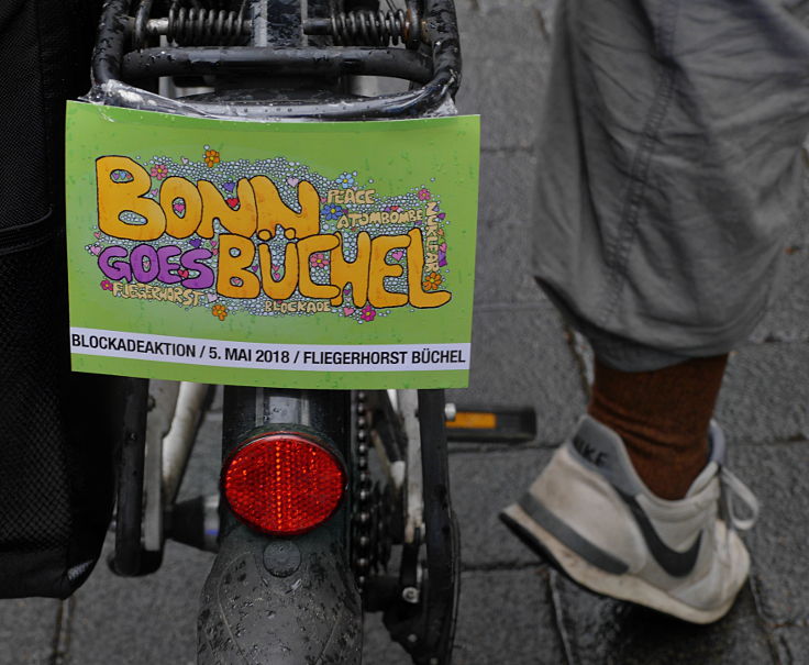 © www.mutbuergerdokus.de: Radtour und '100m Regenbogen Banner Aktion' am Tagebau Hambach