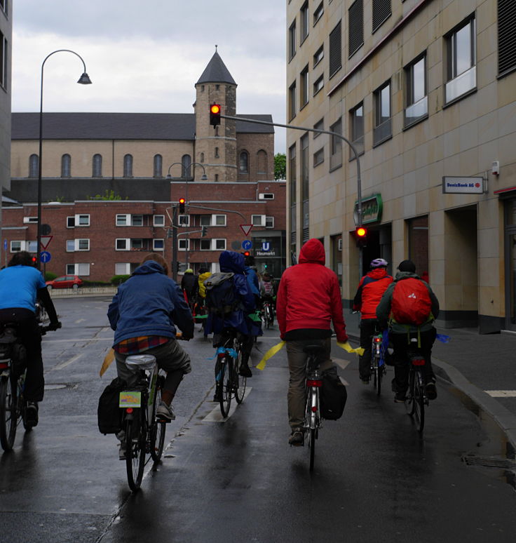 © www.mutbuergerdokus.de: Radtour und '100m Regenbogen Banner Aktion' am Tagebau Hambach