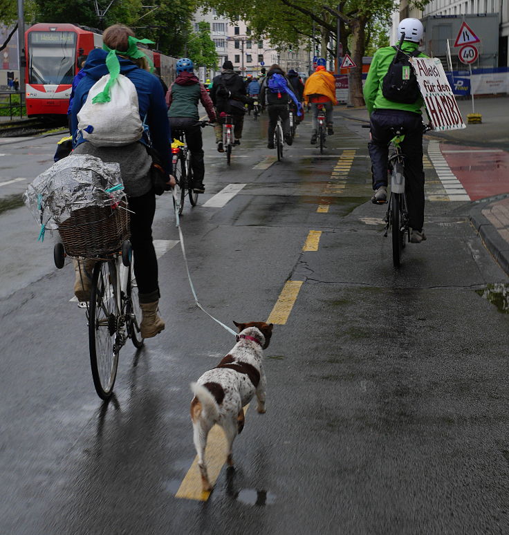 © www.mutbuergerdokus.de: Radtour und '100m Regenbogen Banner Aktion' am Tagebau Hambach