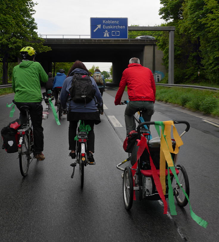 © www.mutbuergerdokus.de: Radtour und '100m Regenbogen Banner Aktion' am Tagebau Hambach