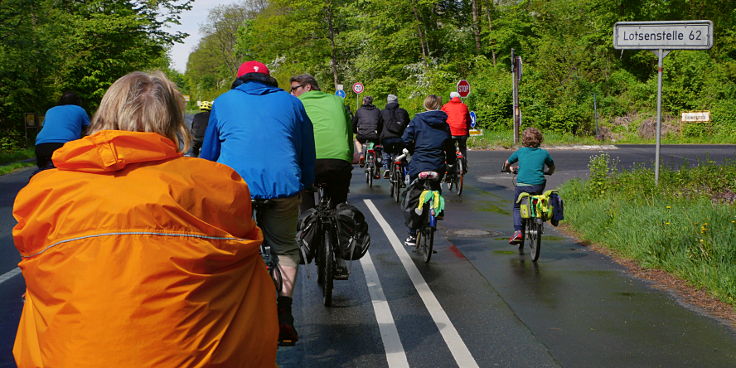 © www.mutbuergerdokus.de: Radtour und '100m Regenbogen Banner Aktion' am Tagebau Hambach