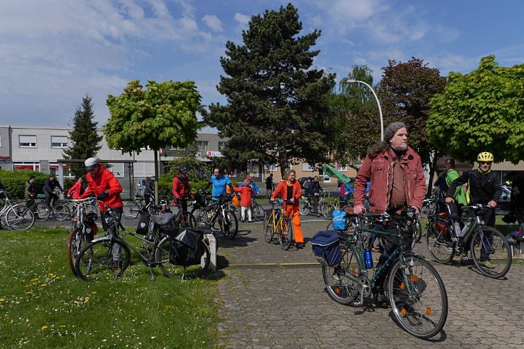 © www.mutbuergerdokus.de: Radtour und '100m Regenbogen Banner Aktion' am Tagebau Hambach