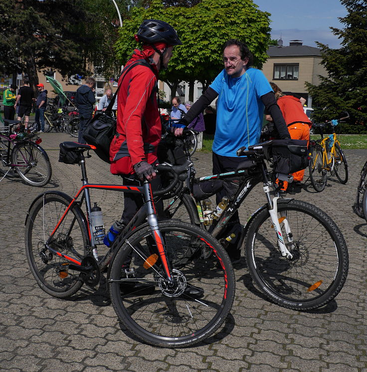 © www.mutbuergerdokus.de: Radtour und '100m Regenbogen Banner Aktion' am Tagebau Hambach