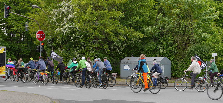 © www.mutbuergerdokus.de: Radtour und '100m Regenbogen Banner Aktion' am Tagebau Hambach