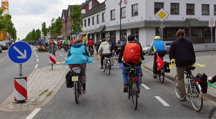 © www.mutbuergerdokus.de: Radtour und '100m Regenbogen Banner Aktion' am Tagebau Hambach