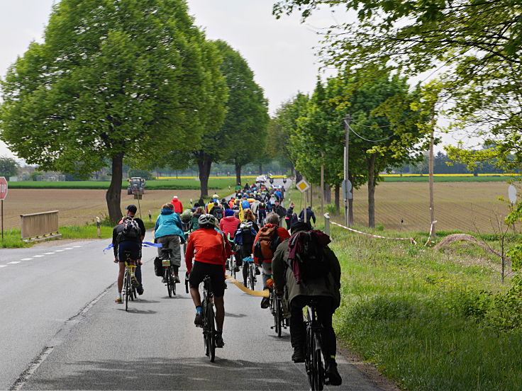 © www.mutbuergerdokus.de: Radtour und '100m Regenbogen Banner Aktion' am Tagebau Hambach