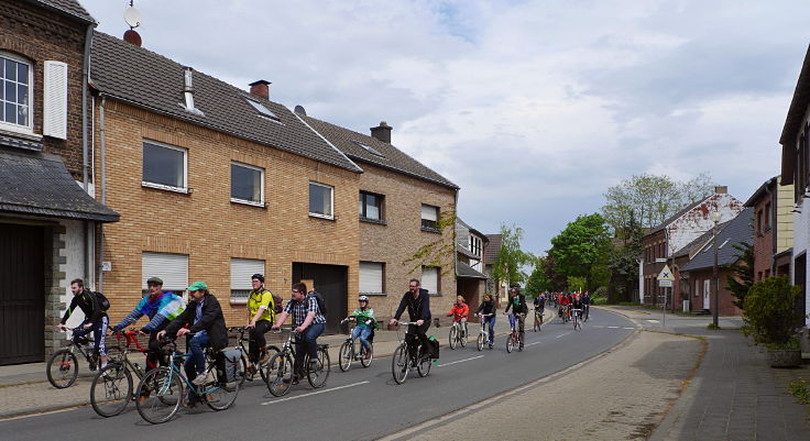 © www.mutbuergerdokus.de: Radtour und '100m Regenbogen Banner Aktion' am Tagebau Hambach