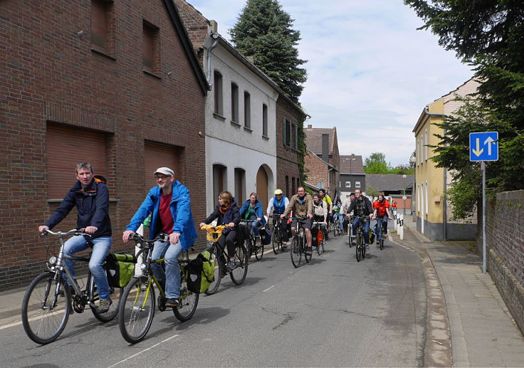 © www.mutbuergerdokus.de: Radtour und '100m Regenbogen Banner Aktion' am Tagebau Hambach