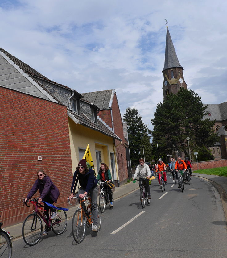 © www.mutbuergerdokus.de: Radtour und '100m Regenbogen Banner Aktion' am Tagebau Hambach