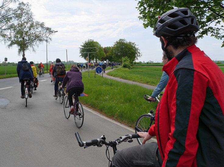 © www.mutbuergerdokus.de: Radtour und '100m Regenbogen Banner Aktion' am Tagebau Hambach