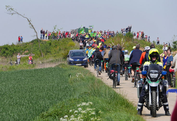 © www.mutbuergerdokus.de: Radtour und '100m Regenbogen Banner Aktion' am Tagebau Hambach